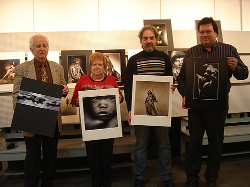 El Juart i la Carme Serra amb les fotos guanyadores.